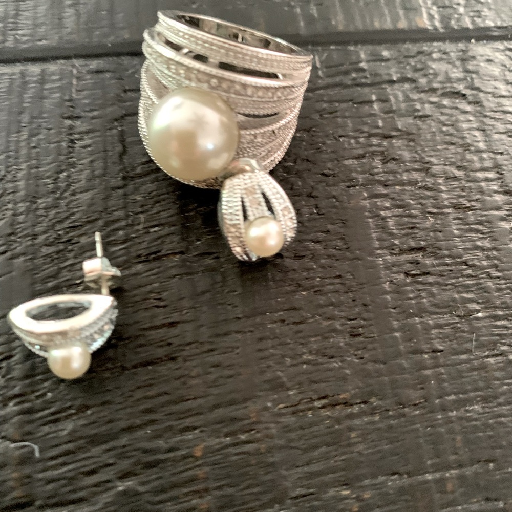 Silver and Pearl Set.